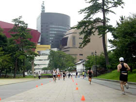 �������i